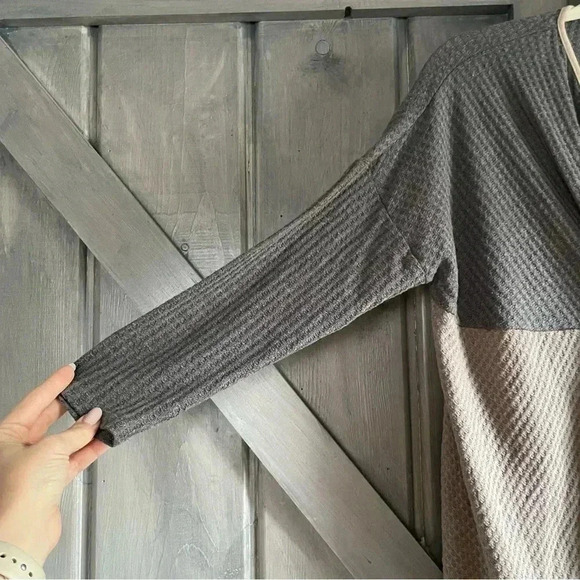 THML- mixed fabric blouse oversized gray waffle‎ knit - Picture 2 of 5